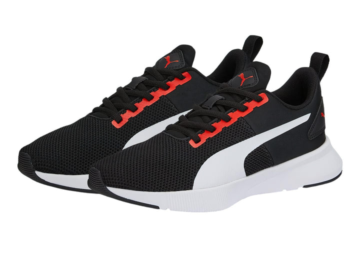 Tenis deportivos PUMA para niño en color negro con detalles en blanco y cordones rojos.