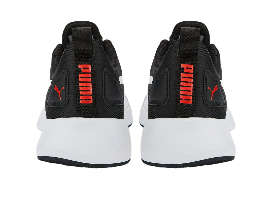 Tenis deportivos PUMA para niño en color negro con detalles en blanco y cordones rojos.