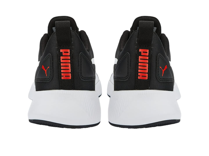 Tenis deportivos PUMA para niño en color negro con detalles en blanco y cordones rojos.