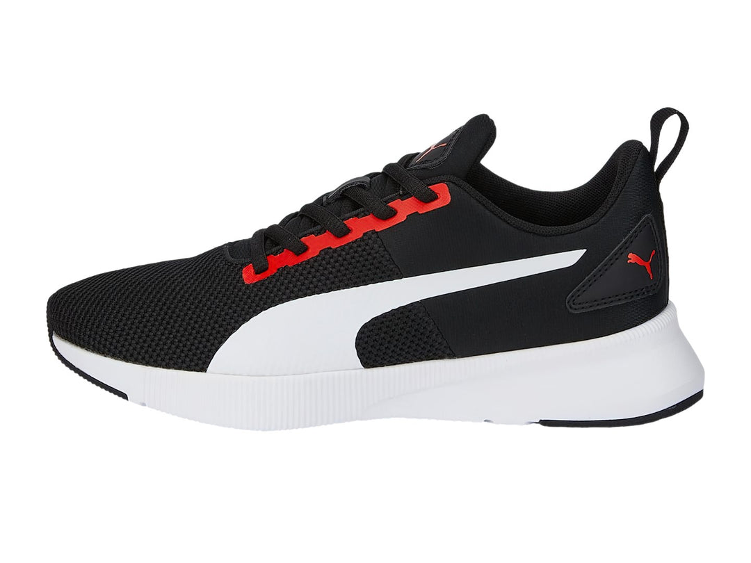 Tenis deportivos PUMA para niño en color negro con detalles en blanco y cordones rojos.