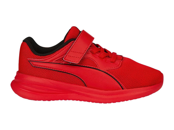 Tenis deportivos PUMA para niño en color rojo intenso con detalles en negro y cierre de correa velcro.