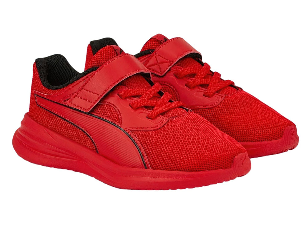 Tenis deportivos PUMA para niño en color rojo intenso con detalles en negro y cierre de correa velcro.