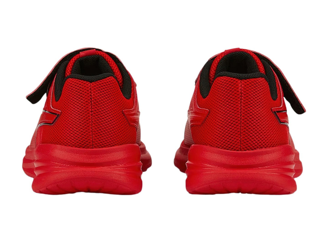 Tenis deportivos PUMA para niño en color rojo intenso con detalles en negro y cierre de correa velcro.