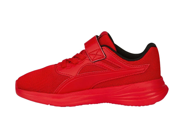 Tenis deportivos PUMA para niño en color rojo intenso con detalles en negro y cierre de correa velcro.