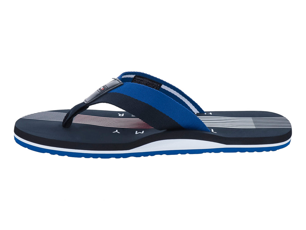 Sandalias Tommy Hilfiger color azul marino con detalles en blanco y azul brillante, diseño de rayas.