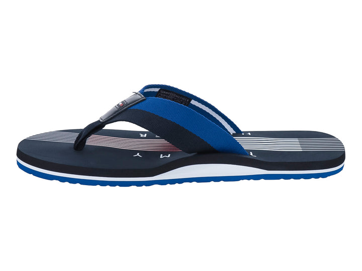 Sandalias Tommy Hilfiger color azul marino con detalles en blanco y azul brillante, diseño de rayas.