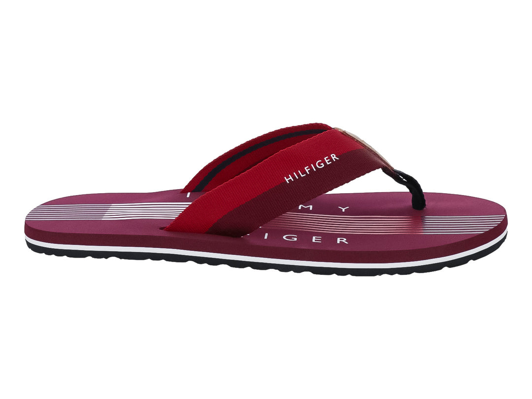 Sandalias Tommy Hilfiger color rojo con correa ancha y suela blanca, estilo casual para playa.