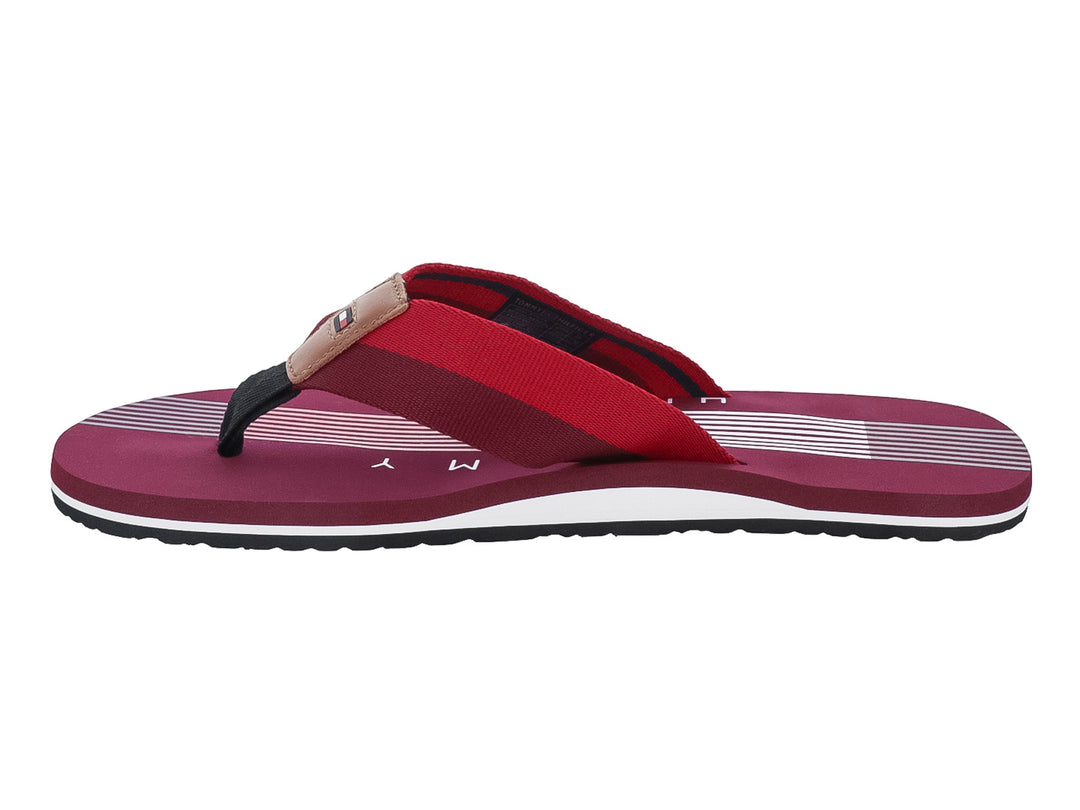 Sandalias Tommy Hilfiger color rojo con correa ancha y suela blanca, estilo casual para playa.