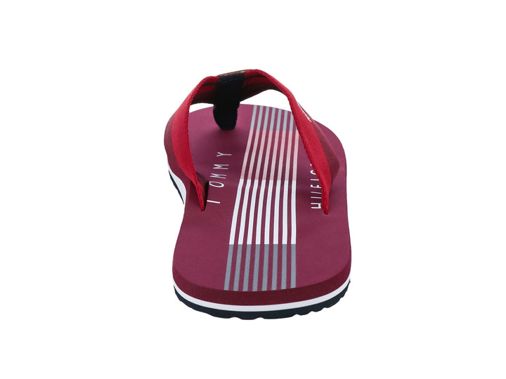 Sandalias Tommy Hilfiger color rojo con correa ancha y suela blanca, estilo casual para playa.
