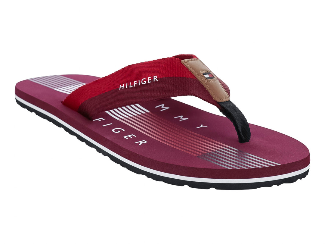 Sandalias Tommy Hilfiger color rojo con correa ancha y suela blanca, estilo casual para playa.