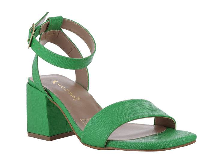 Sandalia color verde esmeralda con tacón cuadrado y correa ajustable al tobillo.