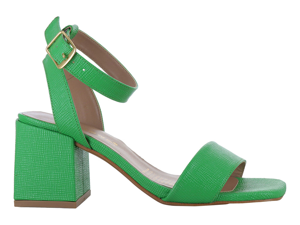 Sandalia color verde esmeralda con tacón cuadrado y correa ajustable al tobillo.