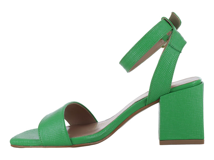 Sandalia color verde esmeralda con tacón cuadrado y correa ajustable al tobillo.