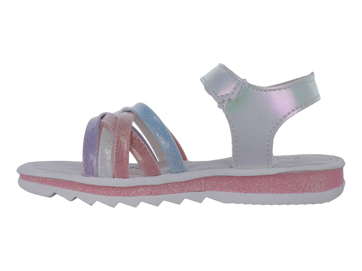 Sandalia blanca para niña con tiras cruzadas en tonos pastel y suela rosa brillante.