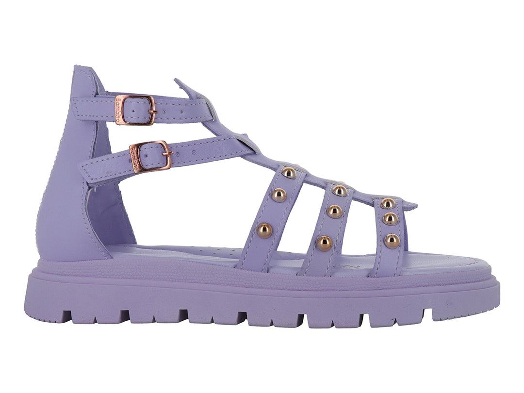 Sandalia color lavanda con plataforma, correas con estoperoles dorados y hebillas ajustables.