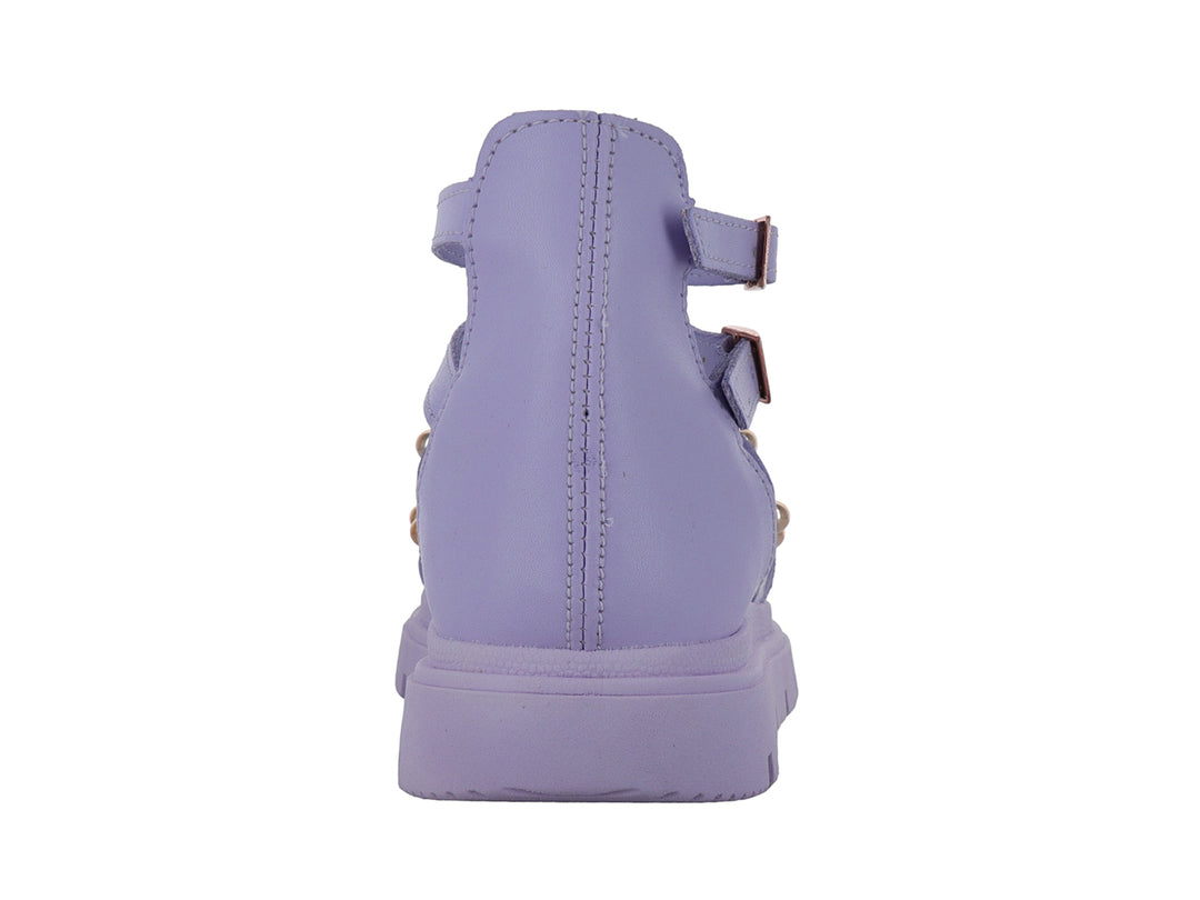 Sandalia color lavanda con plataforma, correas con estoperoles dorados y hebillas ajustables.