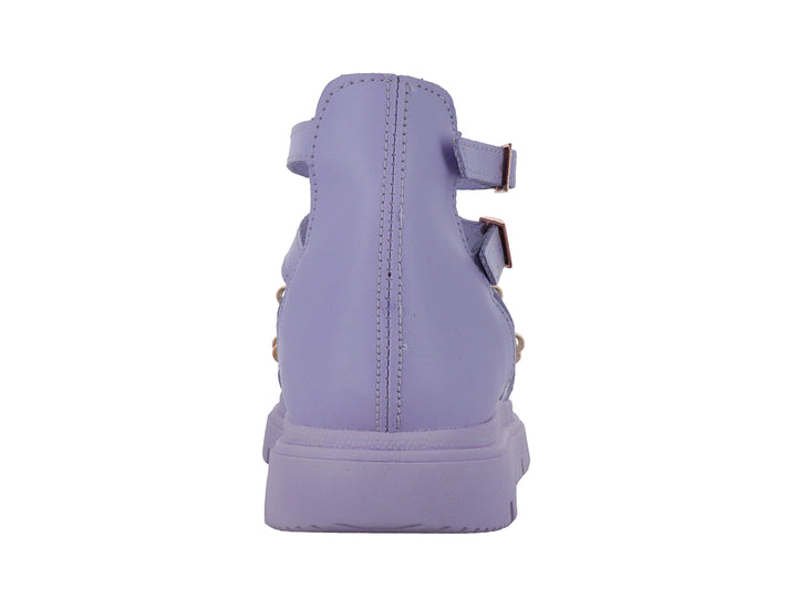 Sandalia color lavanda con plataforma, correas con estoperoles dorados y hebillas ajustables.