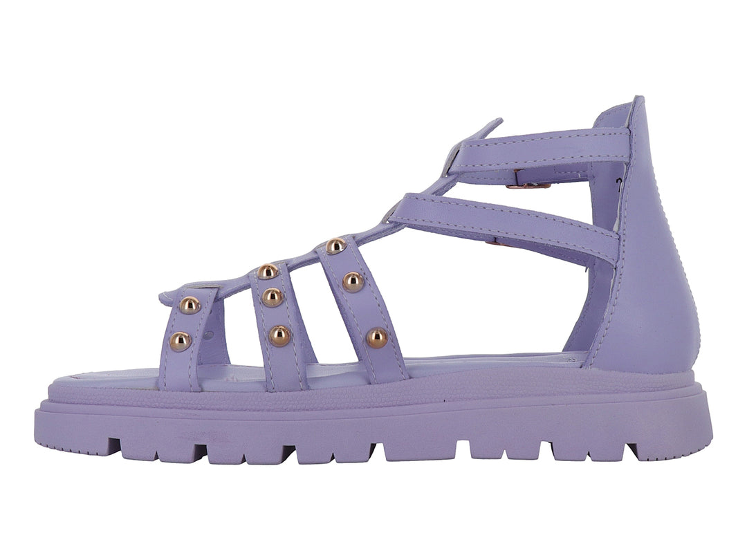 Sandalia color lavanda con plataforma, correas con estoperoles dorados y hebillas ajustables.