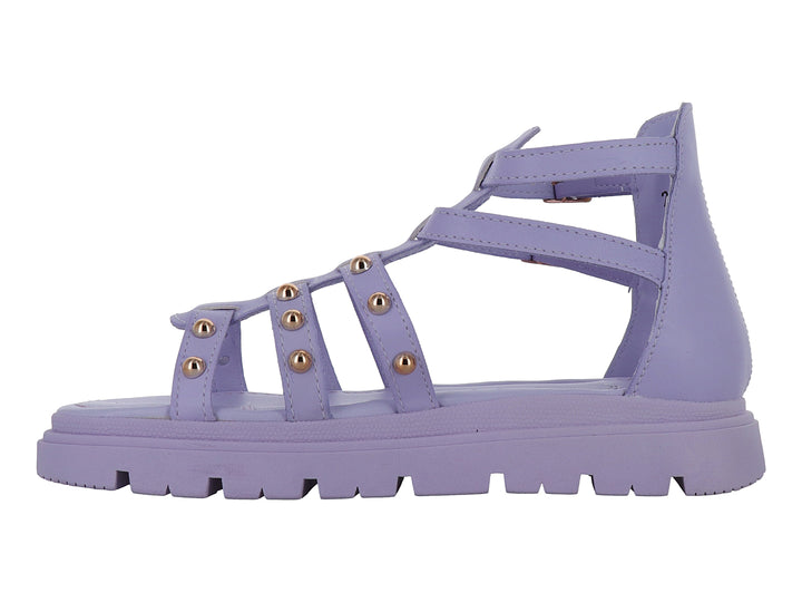 Sandalia color lavanda con plataforma, correas con estoperoles dorados y hebillas ajustables.