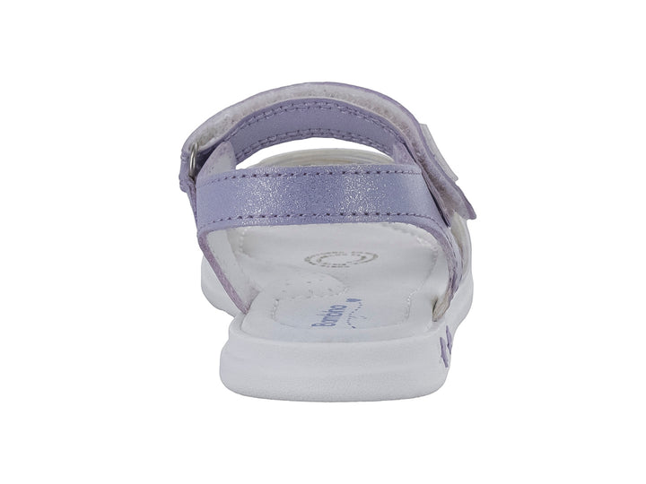 Sandalia para niña en color lila y blanco con tiras brillantes y suela blanca.