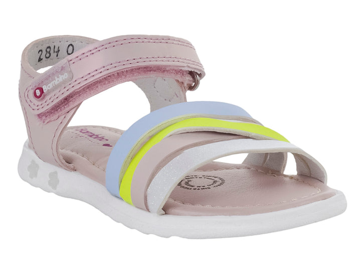 Sandalia infantil multicolor con tiras en tonos azul, amarillo y blanco sobre base rosa y suela blanca.