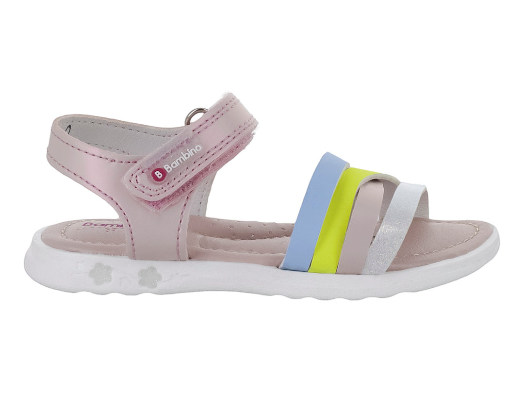 Sandalia infantil multicolor con tiras en tonos azul, amarillo y blanco sobre base rosa y suela blanca.