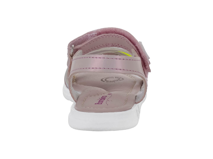 Sandalia infantil multicolor con tiras en tonos azul, amarillo y blanco sobre base rosa y suela blanca.