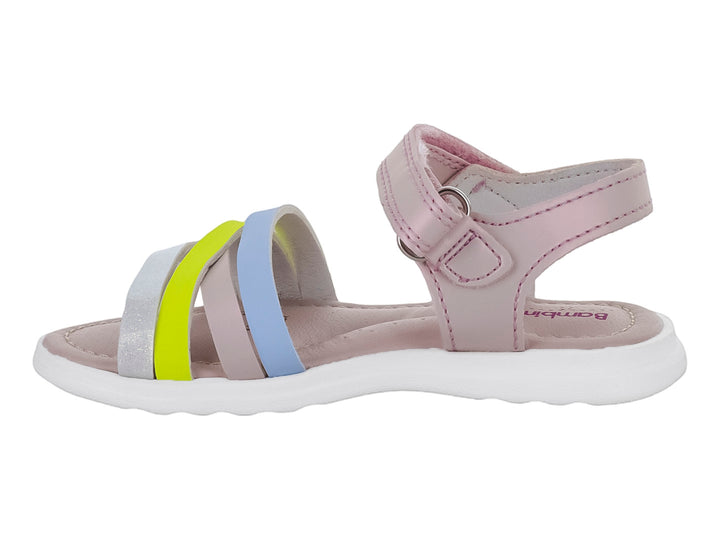 Sandalia infantil multicolor con tiras en tonos azul, amarillo y blanco sobre base rosa y suela blanca.