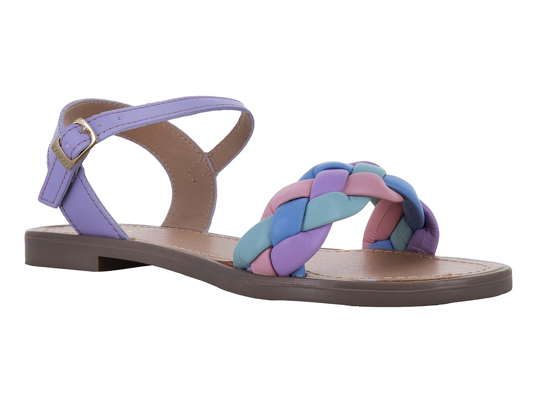 Sandalia para niña con tira trenzada en colores morado, rosa y azul, correa al tobillo y suela café.