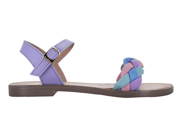 Sandalia para niña con tira trenzada en colores morado, rosa y azul, correa al tobillo y suela café.