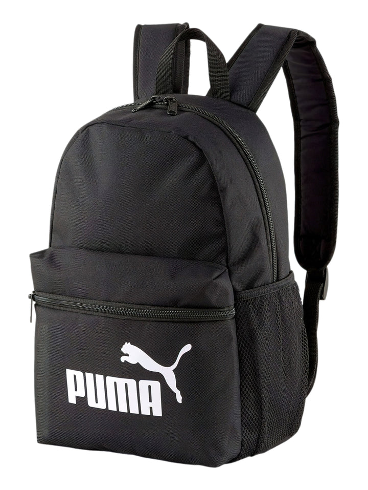 Mochila pequeña de color negro con logotipo de PUMA en blanco en el bolsillo frontal.