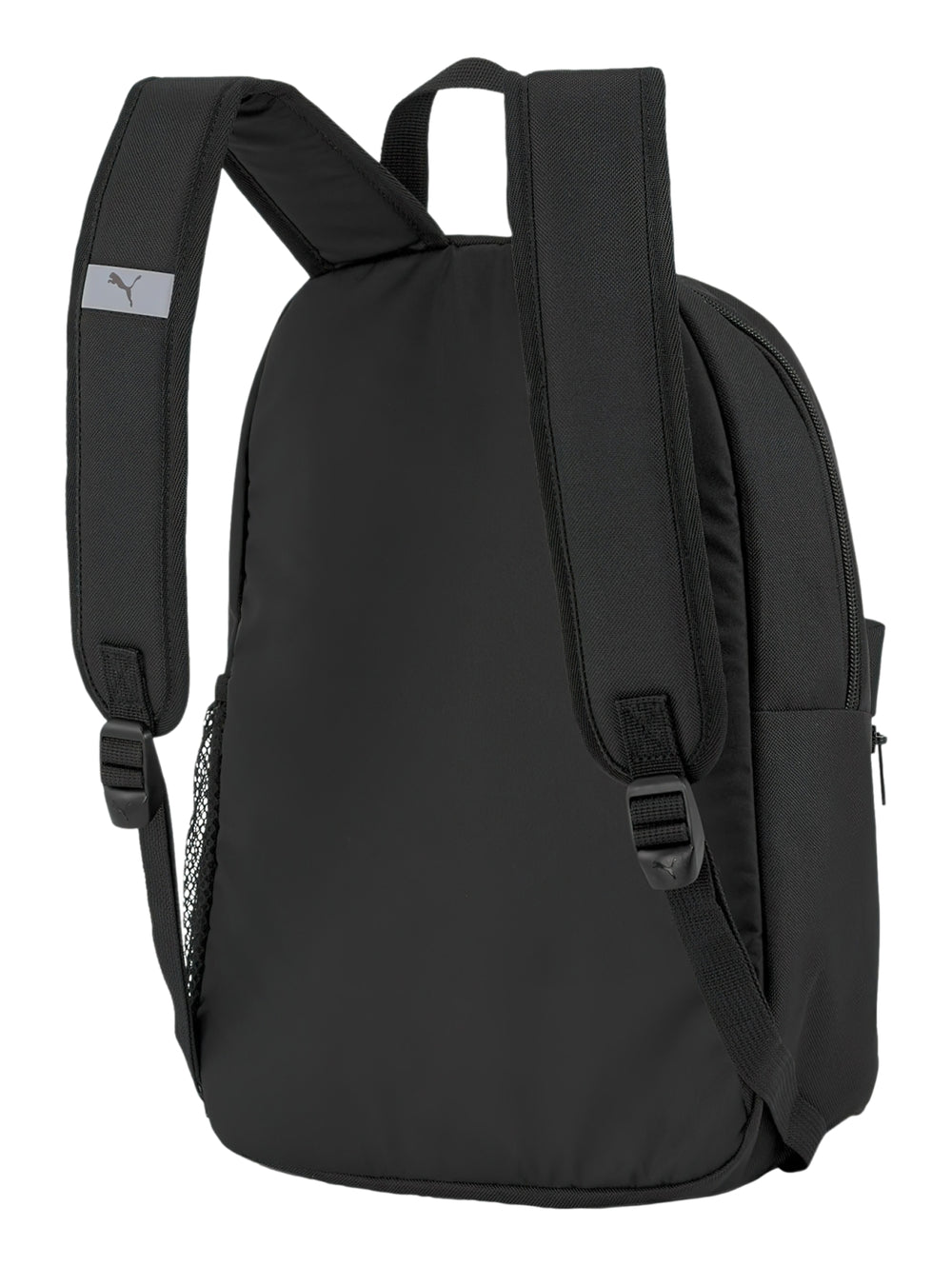 Mochila pequeña de color negro con logotipo de PUMA en blanco en el bolsillo frontal.