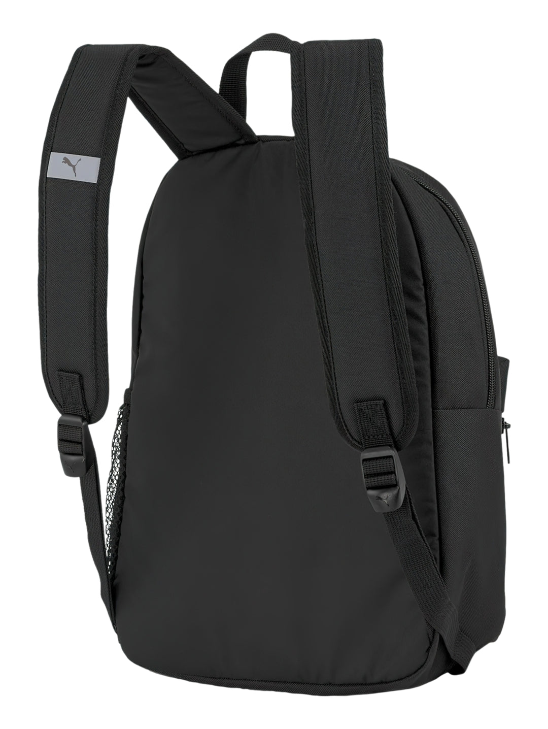 Mochila pequeña de color negro con logotipo de PUMA en blanco en el bolsillo frontal.