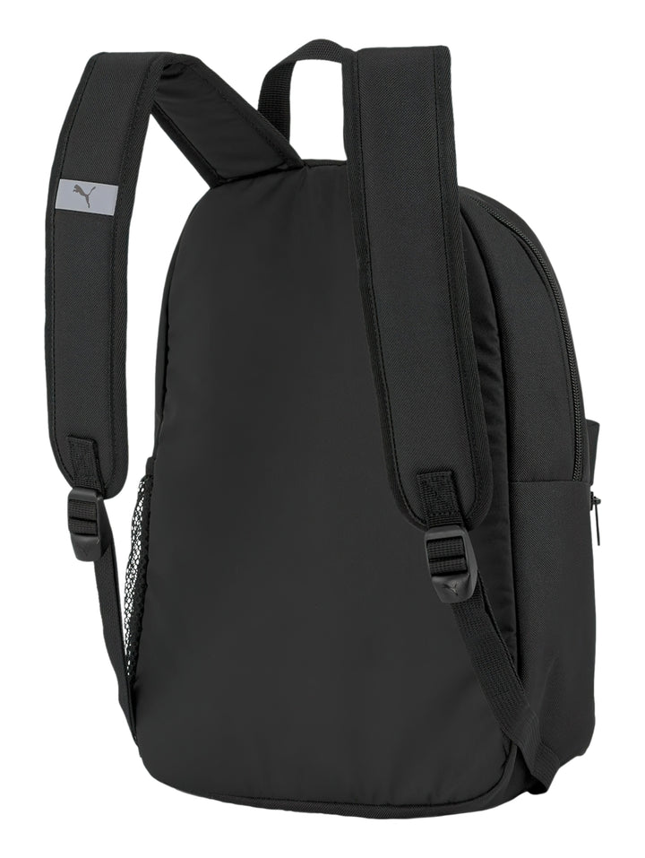 Mochila pequeña de color negro con logotipo de PUMA en blanco en el bolsillo frontal.