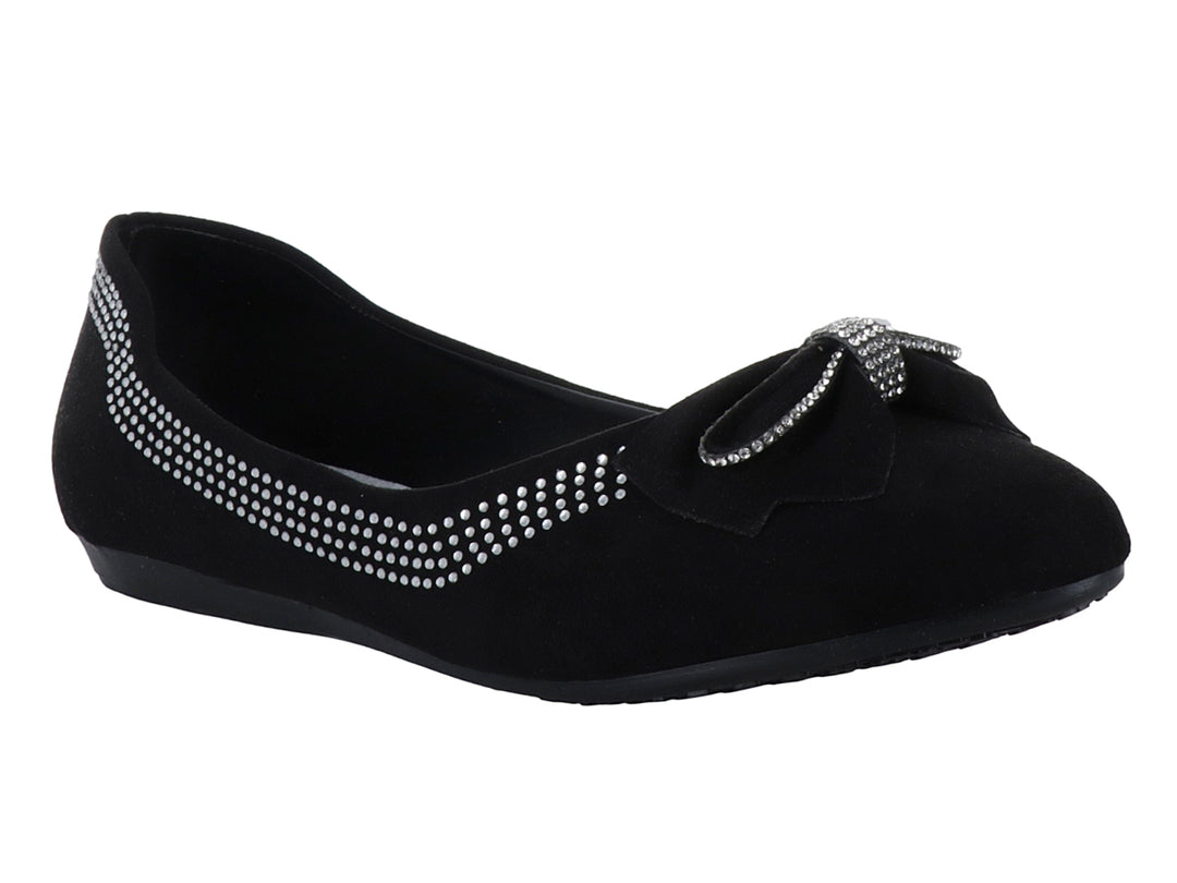 Zapato plano negro para niña con moño y detalles de brillantes laterales.