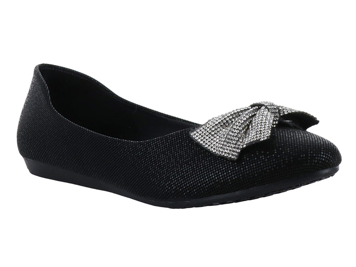 Zapato plano color negro con acabado brillante y un moño decorativo plateado en la parte frontal.