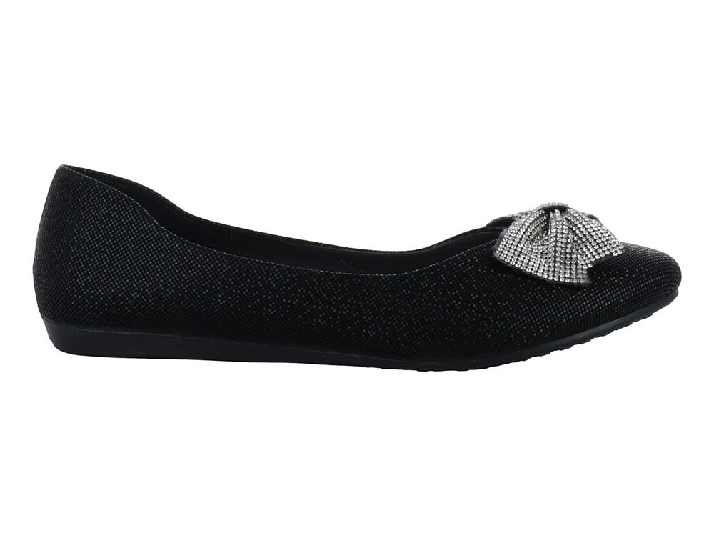 Zapato plano color negro con acabado brillante y un moño decorativo plateado en la parte frontal.