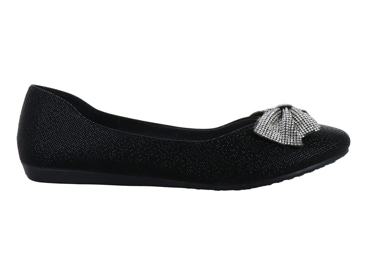 Zapato plano color negro con acabado brillante y un moño decorativo plateado en la parte frontal.
