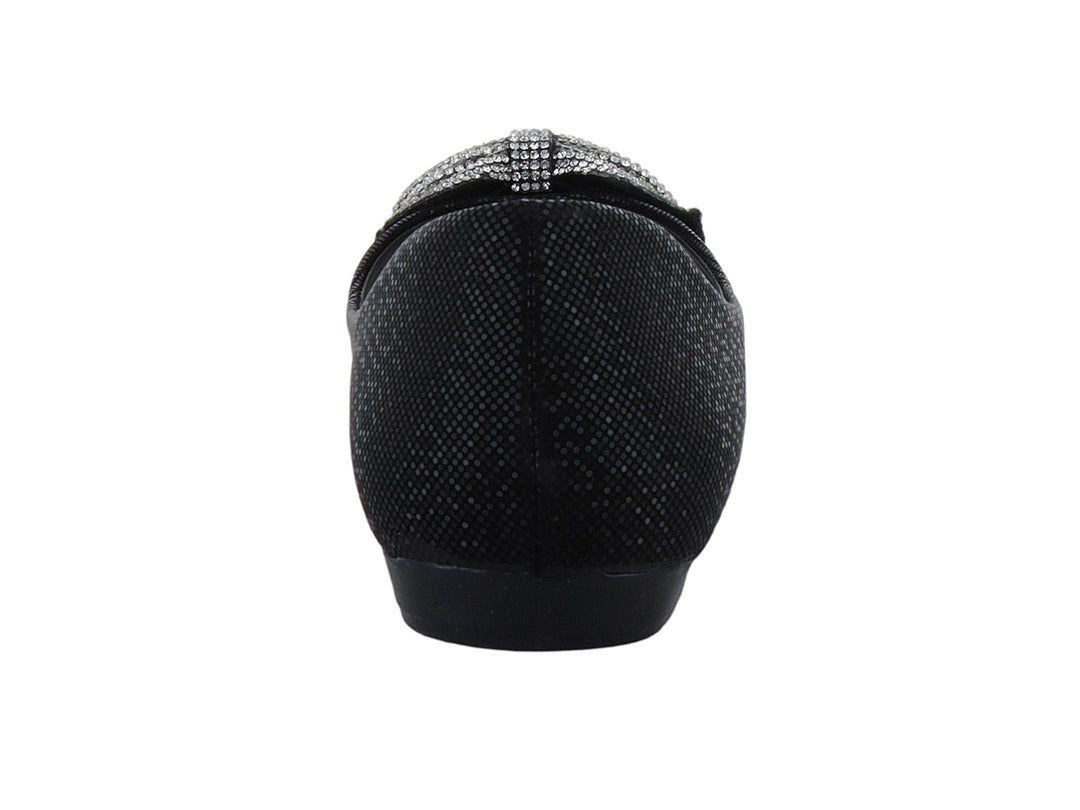 Zapato plano color negro con acabado brillante y un moño decorativo plateado en la parte frontal.