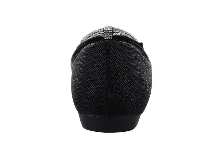 Zapato plano color negro con acabado brillante y un moño decorativo plateado en la parte frontal.