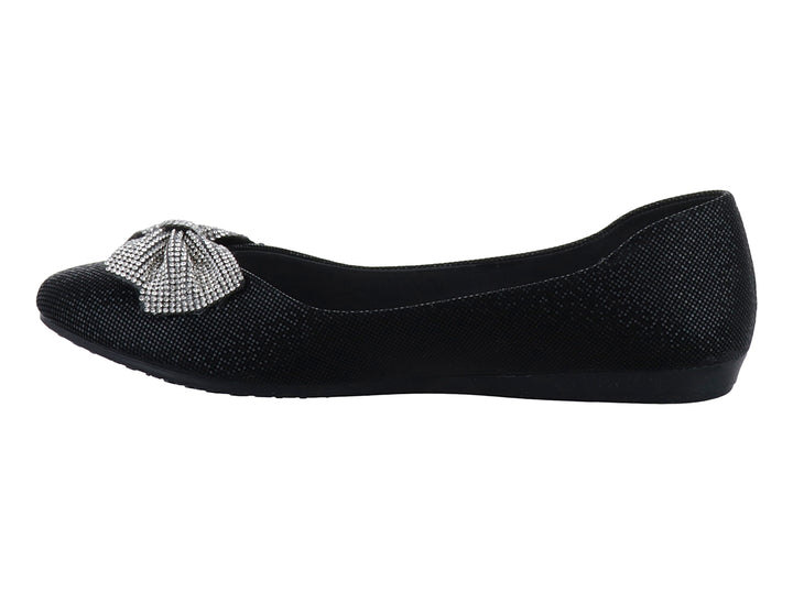Zapato plano color negro con acabado brillante y un moño decorativo plateado en la parte frontal.