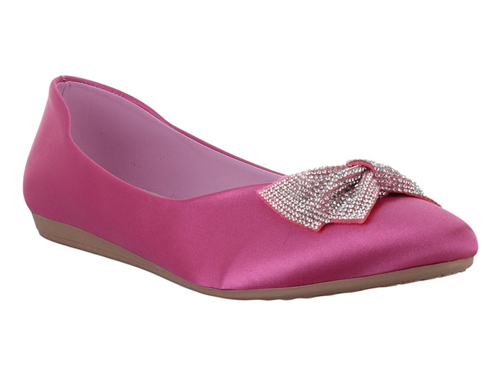 Zapato plano color fiusha con moño decorativo de brillantes en la punta.