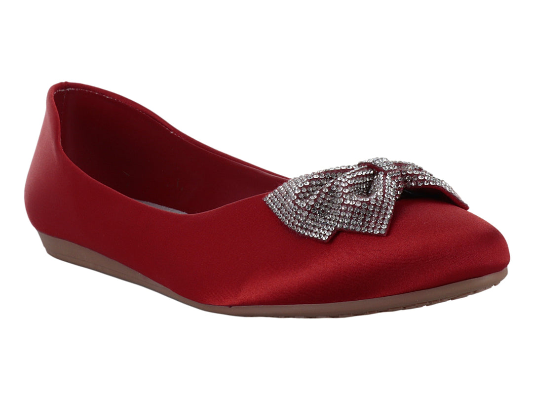Zapato plano color rojo con moño de pedrería brillante en la punta.