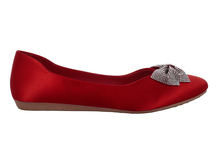 Zapato plano color rojo con moño de pedrería brillante en la punta.