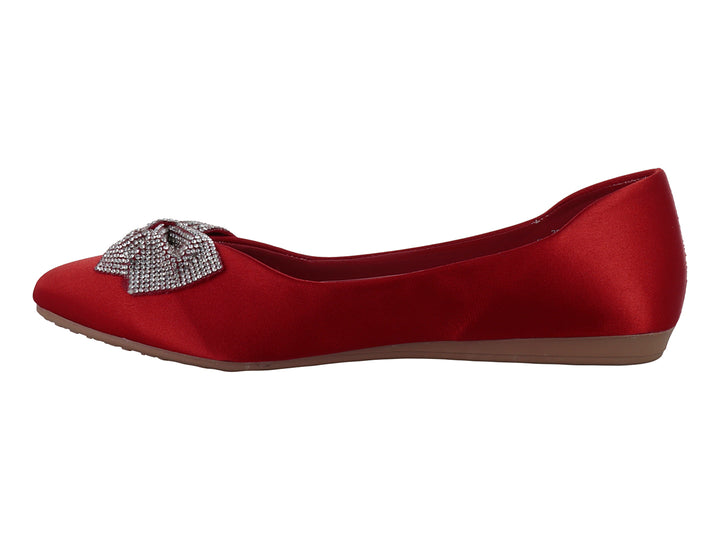 Zapato plano color rojo con moño de pedrería brillante en la punta.