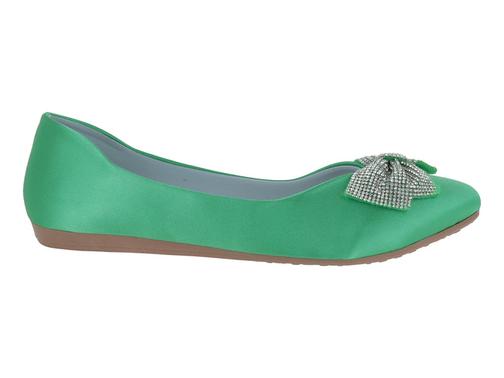 Zapato plano color verde con un moño brillante en la punta.