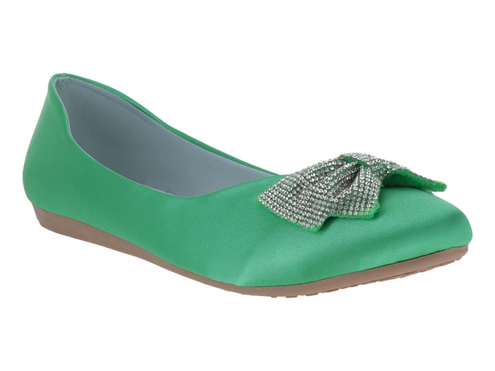 Zapato plano color verde con un moño brillante en la punta.