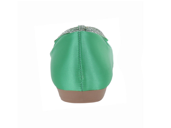 Zapato plano color verde con un moño brillante en la punta.