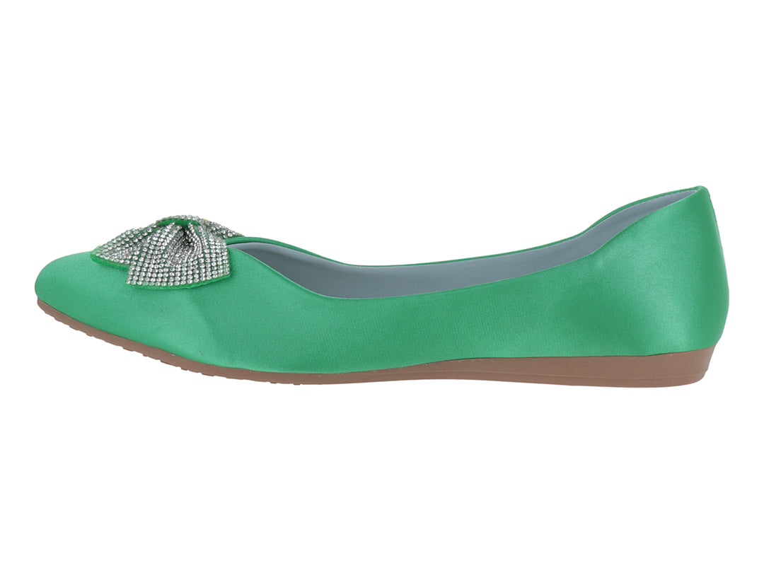 Zapato plano color verde con un moño brillante en la punta.