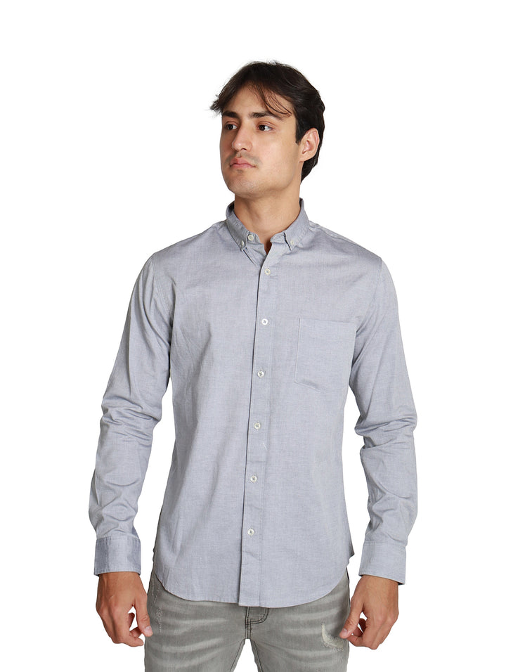Hombre vistiendo una camisa gris de manga larga y corte slim fit.